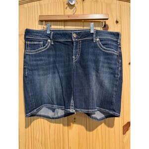 Silver Jeans Co Suki Mid Rise Denim Shorts Dark Wash Sz 16 CA00508